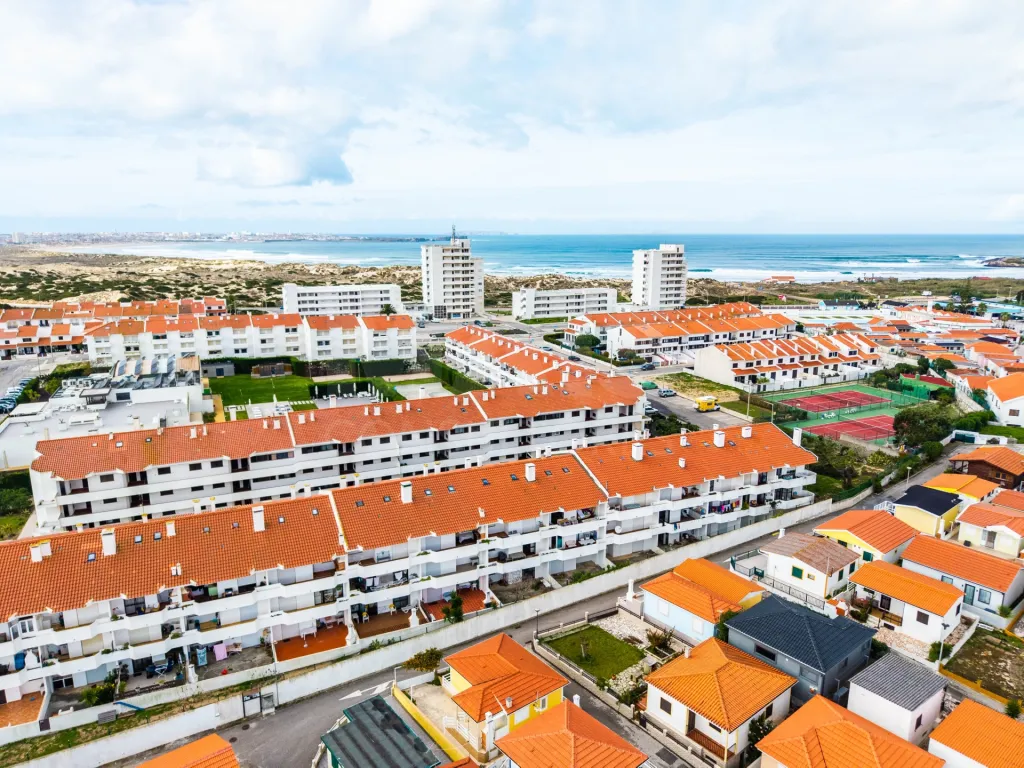 2-bedr. apartment with attic and balcony near Baleal beach