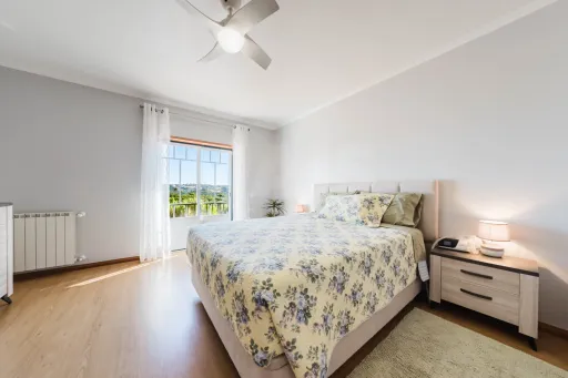 Moradia T3+1 pronta a habitar | Garagem fechada, pátio com churrasqueira e a 5 min das praias !