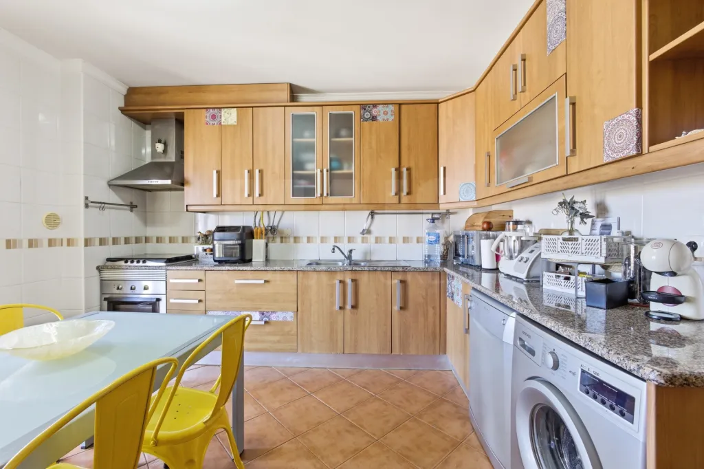 Apartamento T2 com varandas e arrecadação em Peniche