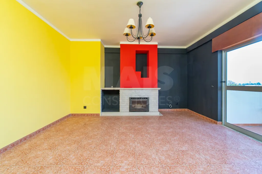 Apartamento T3 com varandas, arrecadação e vista desafogada em Samora Correia