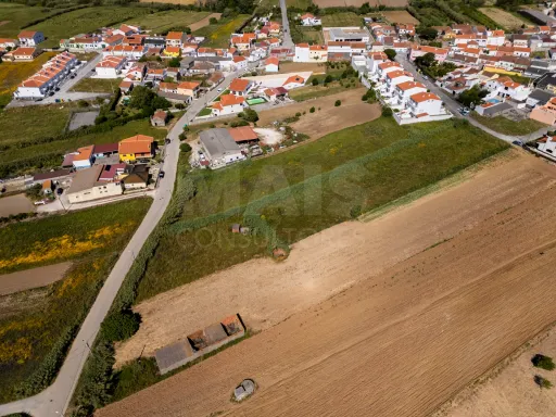 Terreno com Projeto em fase de aprovação para 2 Moradias T4 com piscina – Casais Brancos