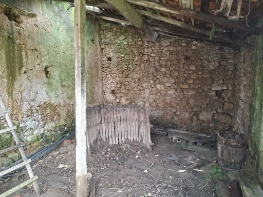 Moradia para recuperar inserida num terreno com 416m2