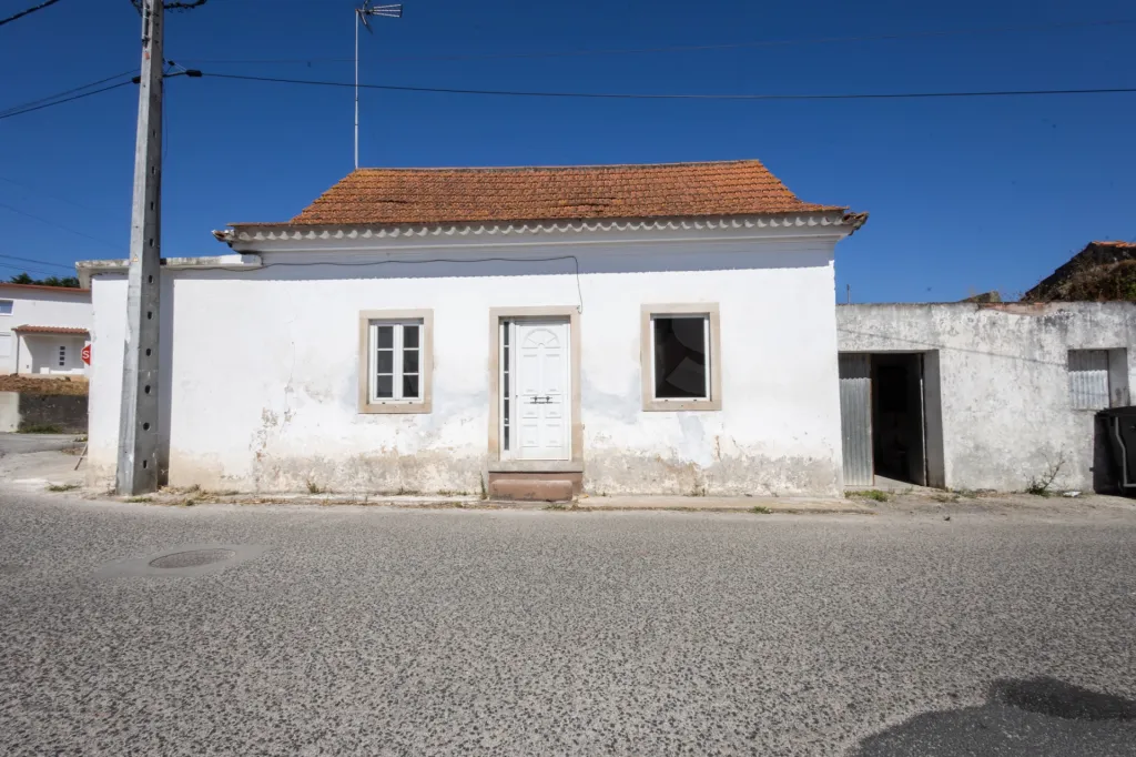 Moradia com rooftop e enorme potencial entre Caldas da Rainha e Santa Catarina
