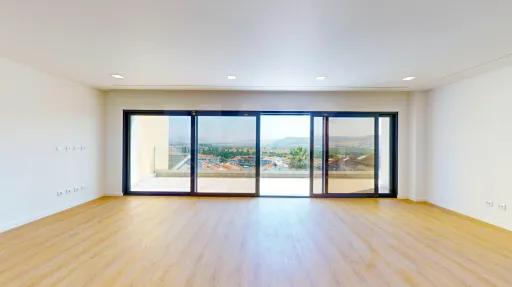 Moradia T5 em Loures, com arquitetura moderna, acabamentos de luxo, com 4 pisos com elevador, piscina aquecida e vista panorâmica.