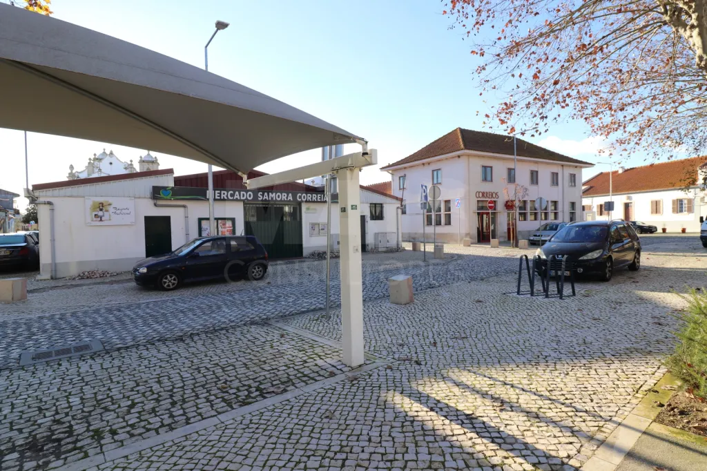 Moradia térrea com sótão e logradouro em Samora Correia