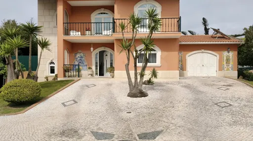 Moradia T5 de Prestígio com Vista Mar, Terreno de 2.075 m² e Detalhes Artísticos Exclusivos