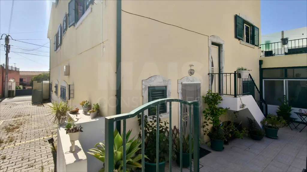 Ap. em Moradia T1+1, c/ Varanda, Vista Mar, Jacuzzi e Parqueamento !