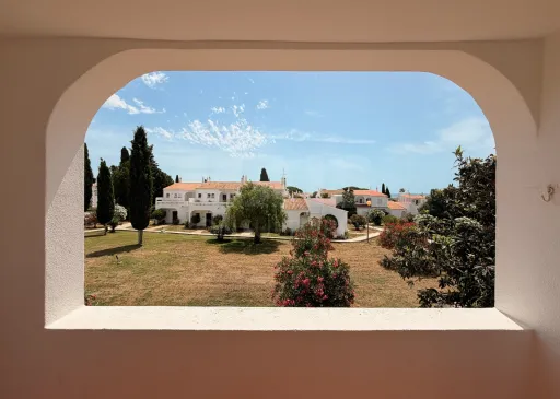 T1 na Vila Senhora da Rocha | Praia a 70 m | 4 Piscinas | 9 Hectares de Jardins| Caminhadas em Segurança Porches – Lagoa – Algarve | T1 onde pode deixar o carro estacionado e viver o Algarve a pé.
