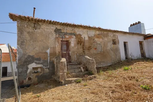 3-bedr. house with patio for renovation