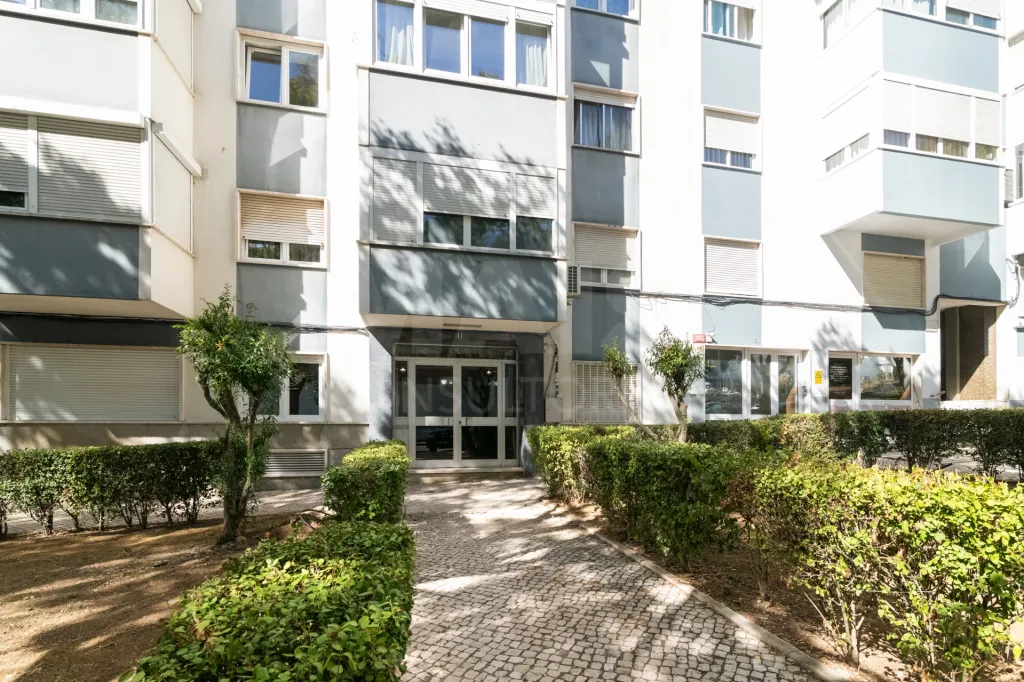 Refurbished 3-bedroom apartment in Benfica