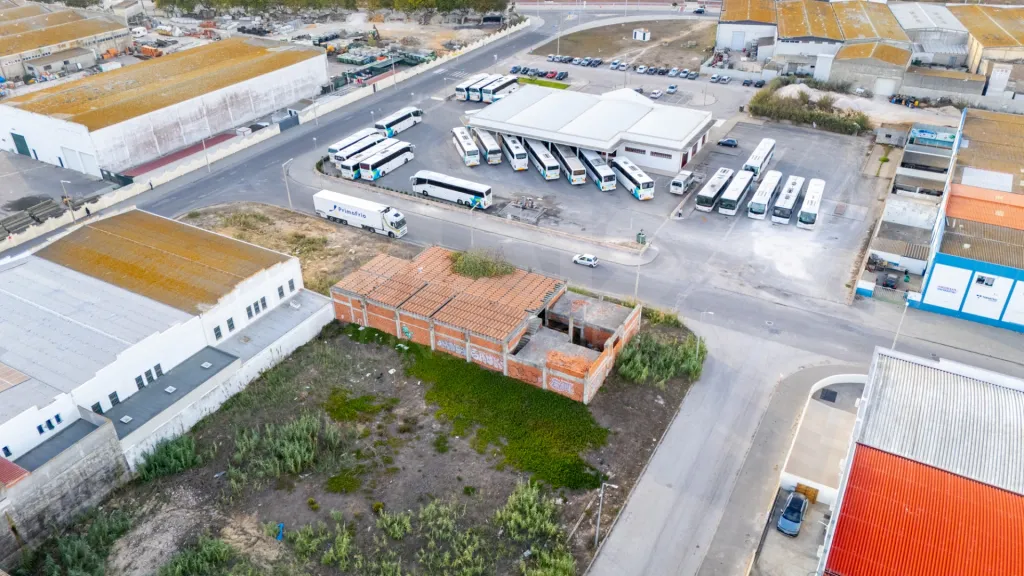 Terreno Urbano 800 m² com Infraestruturas — Zona Industrial de Peniche