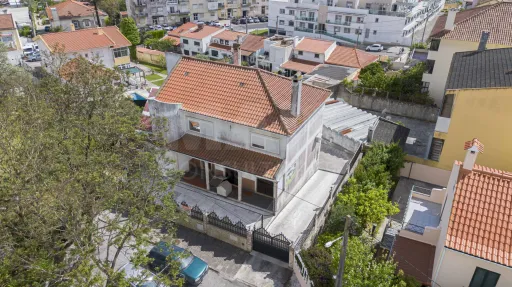 Moradia T5, com garagem e espaço exterior, Caneças