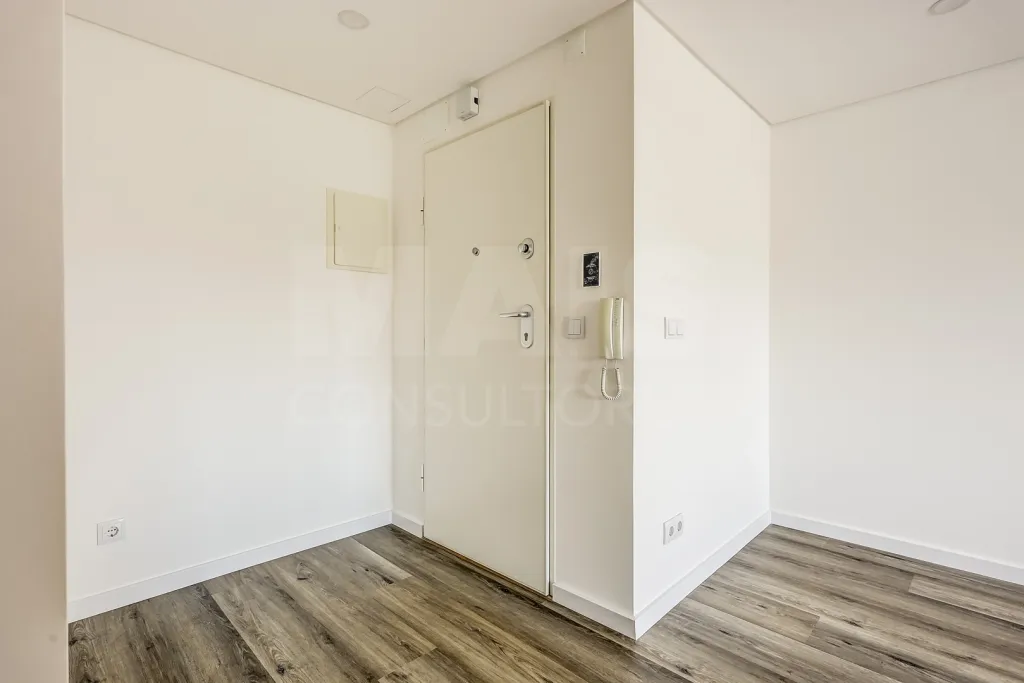 Apartamento T3 totalmente remodelado na Póvoa de Santa Iria com parqueamento