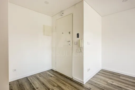 Apartamento T3 totalmente remodelado na Póvoa de Santa Iria com parqueamento