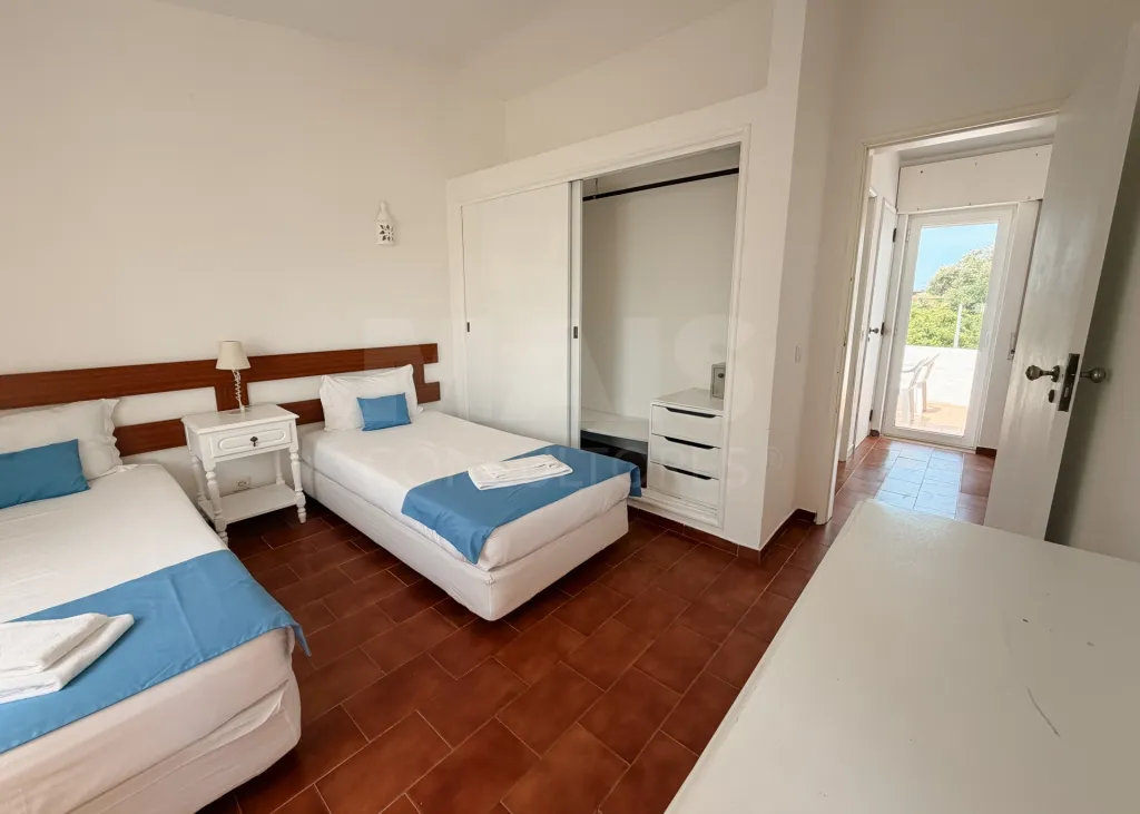 T1 na Vila Senhora da Rocha | Praia a 70 m | 4 Piscinas | 9 Hectares de Jardins| Caminhadas em Segurança Porches – Lagoa – Algarve | T1 onde pode deixar o carro estacionado e viver o Algarve a pé.