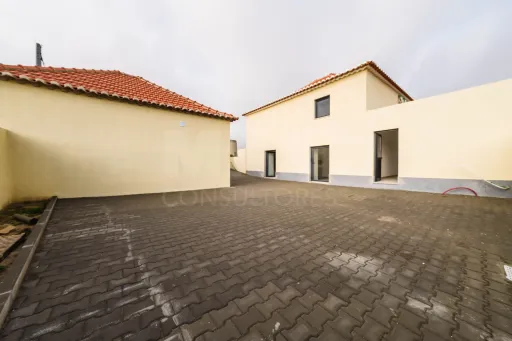 Moradia T3 Renovada C/ Logradouro e Anexos, São Bartolomeu, Lourinhã