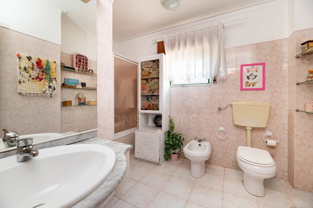 Apartamento T2 com Varanda e Arrecadação em Agualva Cacem - Sintra