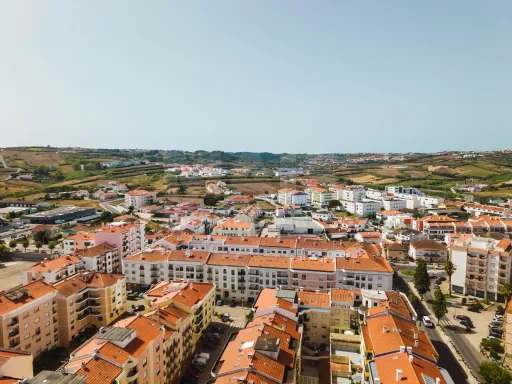 Spacious 3-Bedroom Apartment in Downtown Lourinhã with a Balcony and Terraces
