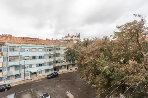 T3 com 3 Frentes e Potencial Único para Remodelação Moderna