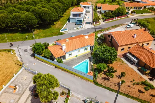 Moradia Térrea c/ piscina, árvores de fruto e garagem a 7 minutos da cidade