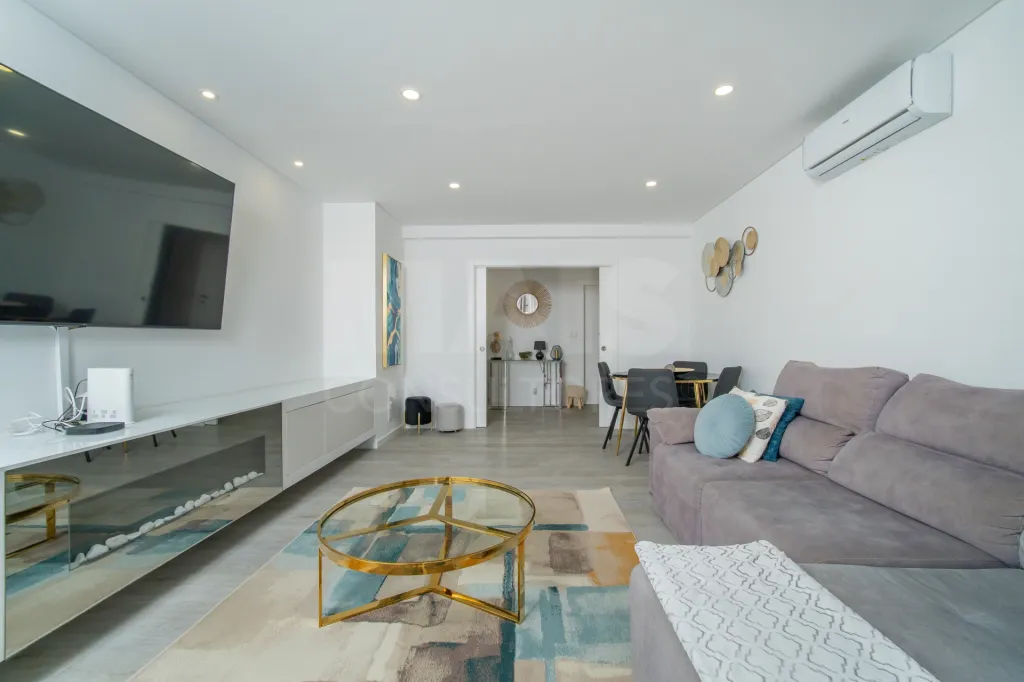 Apartamento T4 Remodelado | 210 m² | Parqueamento e Arrecadação