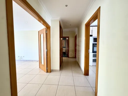 Apartamento T2 com Garagem Box e Terraço com vista mar
