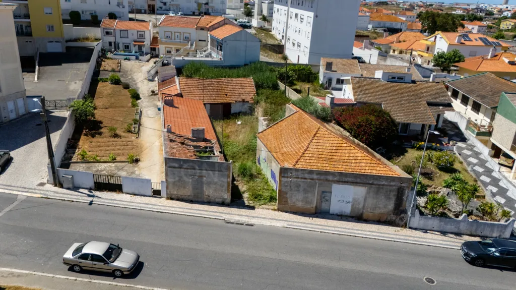 Terreno com 4 construções e 1 armazém no centro de Peniche