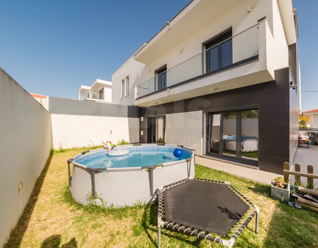 Moradia nova V4 em São João Da Talha