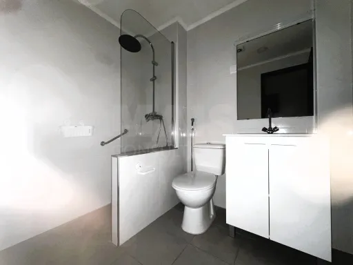 T2 Parcialmente Remodelado com Arrecadação | Brandoa