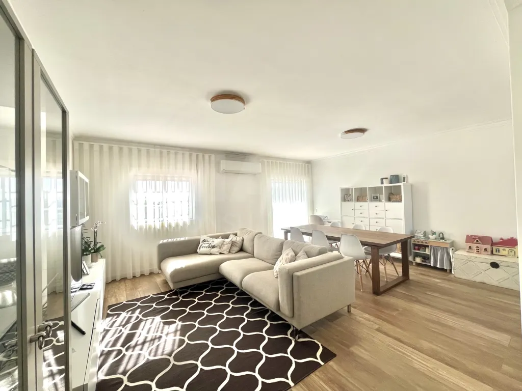 Apartamento T3 totalmente remodelado em Samora Correia