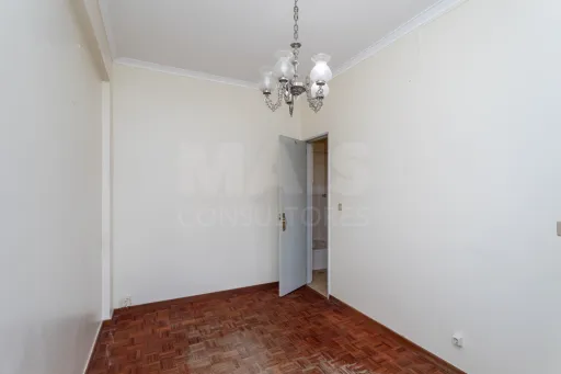 3-bedroom apartment in Alvalade, near Padre António Vieira Secondary School