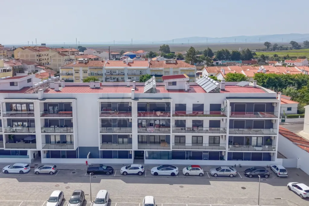 Premium, Like-New 3-Bedroom Apartment with Exceptional Balcony – Garage – Elevator – Convenient Access to Lisbon