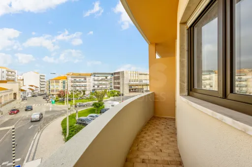 Apartamento T2 remodelado com 2 wc e varanda