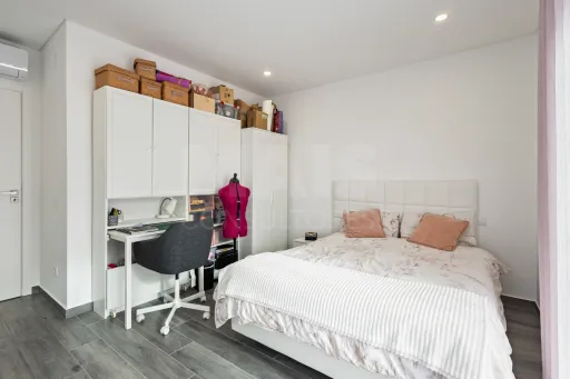 Moradia semi-nova T3 com piscina e vista mar