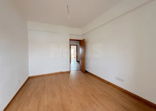 Prédio de Habitação e Comércio em Santa Iria de Azoia