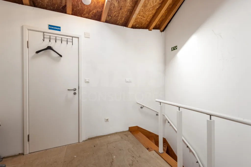 Oportunidade Única no Coração de Peniche — 124 m² com Potencial para Habitação