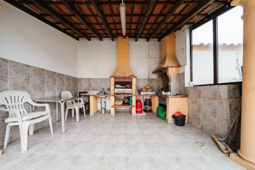 Moradia T5 com 2 Anexos em Terreno com mais de 1.400 m²