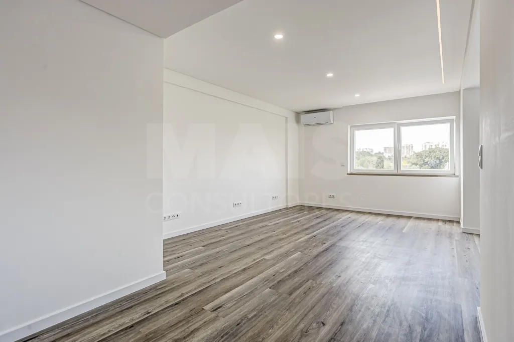 Apartamento T3 totalmente remodelado na Póvoa de Santa Iria com parqueamento