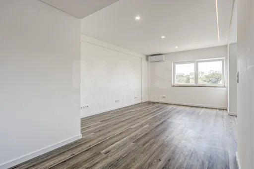 Apartamento T3 totalmente remodelado na Póvoa de Santa Iria com parqueamento
