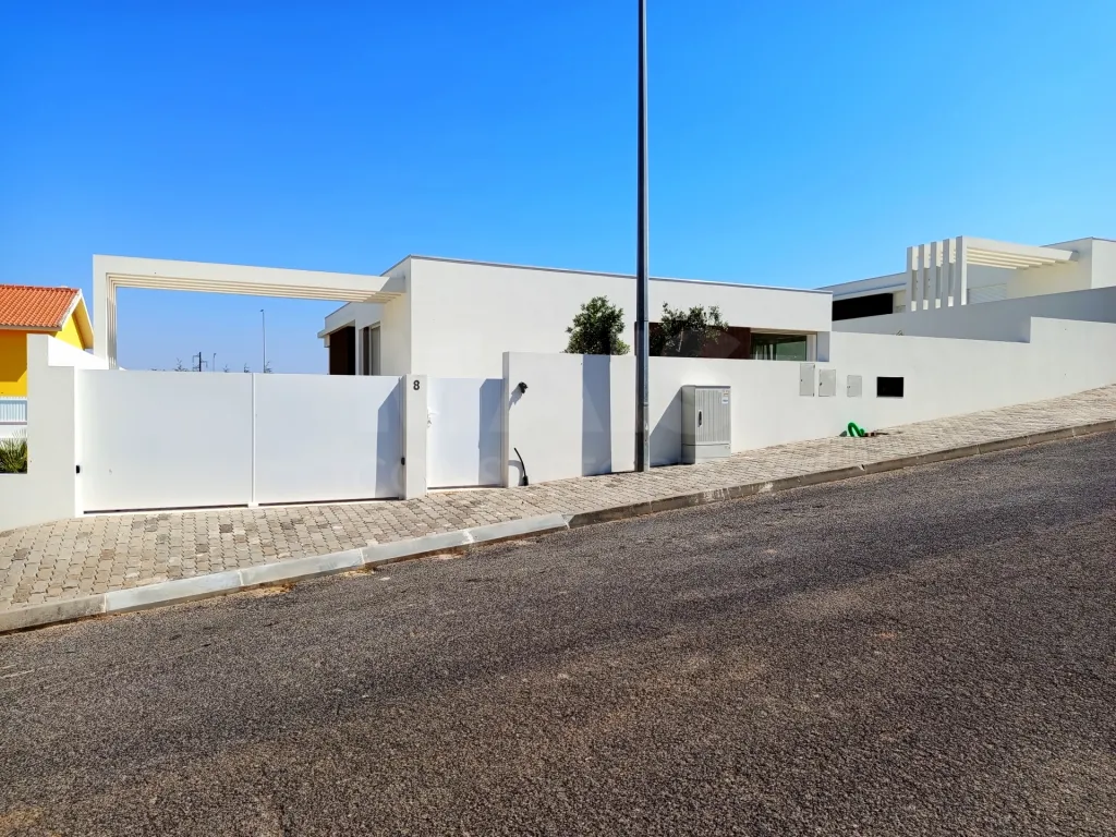 Moradia T3 Térrea com Piscina e Jardim !