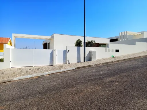 Moradia T3 Térrea com Piscina e Jardim !