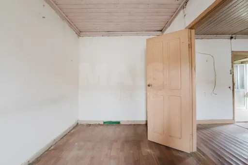 2 Moradias p/a recuperar em terreno plano c/ 4.603m2