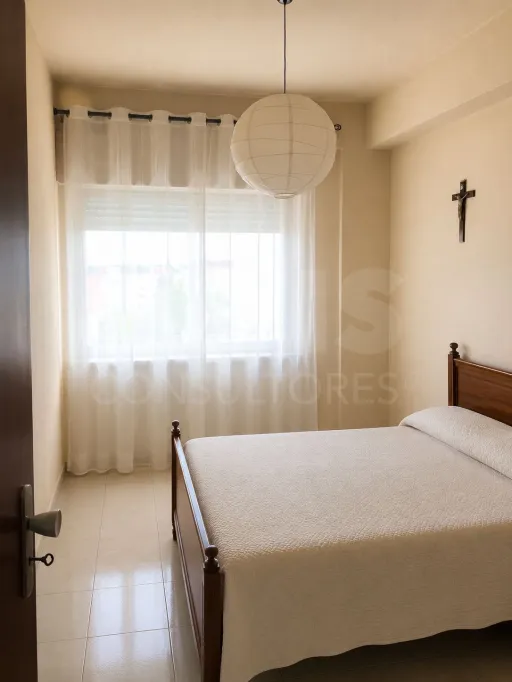 T2 com Excelente Luz Natural em Miratejo | Oportunidade!