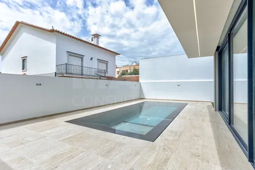 Magnifica moradia V4 Nova na Granja em Vialonga com piscina de água salgada
