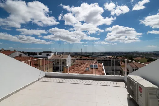 Moradia Geminada T4 + 1 com Piscina Famões