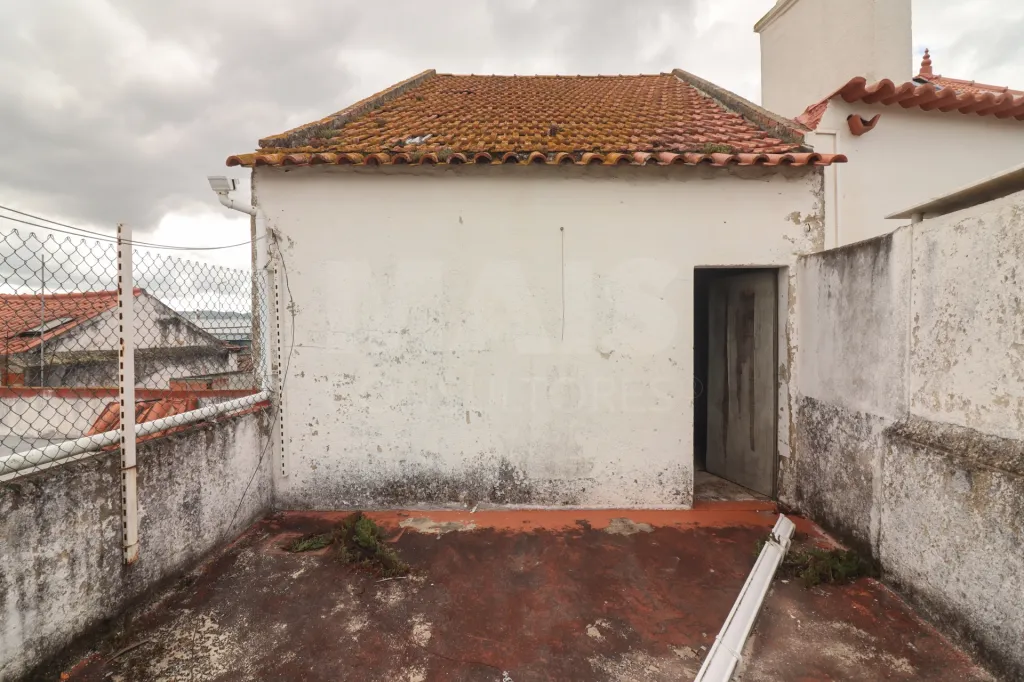 Moradia para Reabilitação com Logradouro Pocariça / Alenquer – Excelente Potencial de Valorização