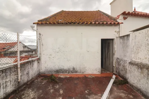Moradia para Reabilitação com Logradouro Pocariça / Alenquer – Excelente Potencial de Valorização