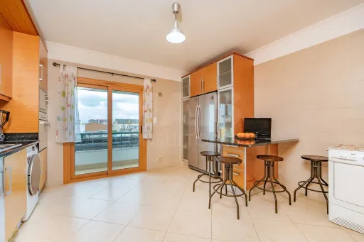 Apartamento T3 com 4 Varandas, Excelentes Áreas e Conforto Total – Praceta Tranquila, no Porto Alto em Samora Correia