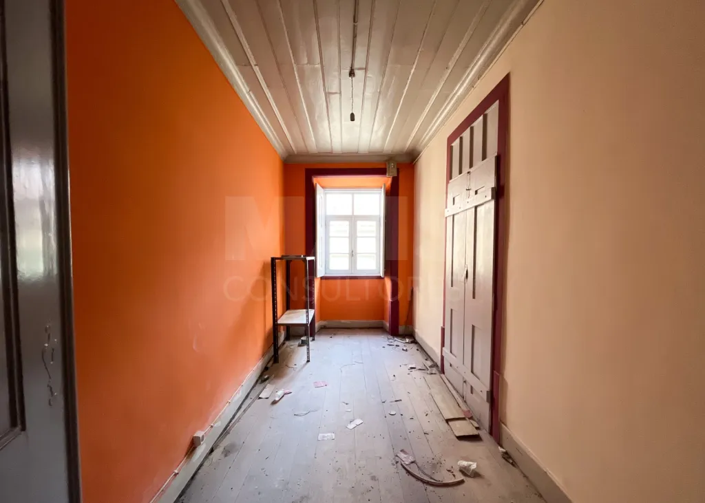 Prédio de uso Misto com 5 Pisos e 2 Frentes  na Baixa de Coimbra – 2 entrada independentes