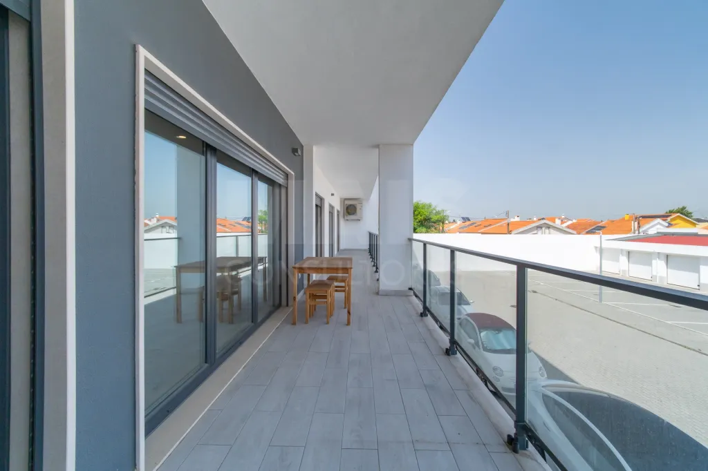 Premium, Like-New 3-Bedroom Apartment with Exceptional Balcony – Garage – Elevator – Convenient Access to Lisbon